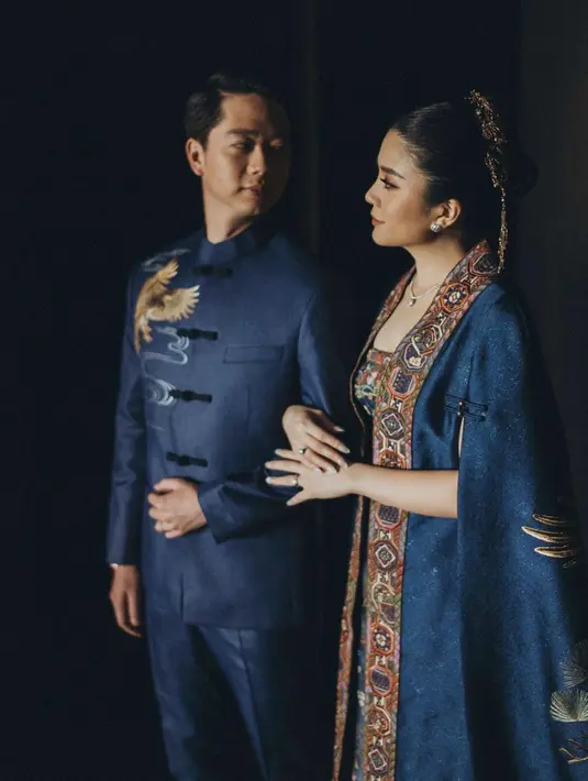 Kevin Sanjaya sendiri memilih setelan cheongsam dengan motif serasi dengan Valencia. Cheongsam Kevin merupakan rancangan dari Wong Hang Tailor. Foto: Instagram.