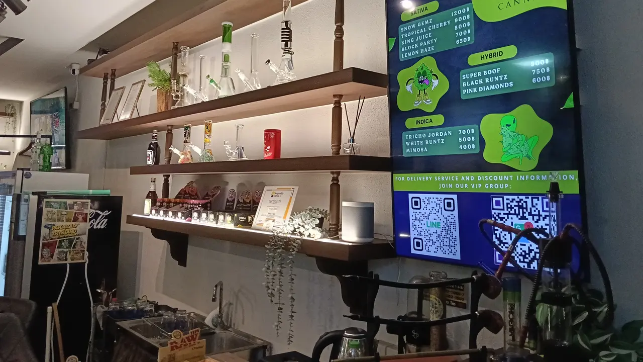 Michi Cannabis Bar, kafe yang menjajakan ganja di daerah Si Lom, Bangkok, Thailand. (Liputan6.com/Maulandy)