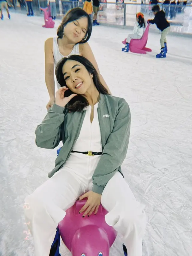 Potret Gisel dan Gempi Kompak Main Ice Skating (credit: https://www.instagram.com/gisel_la/)