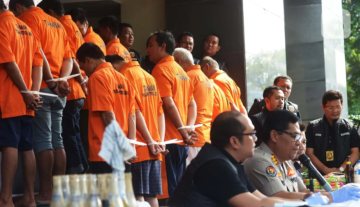 Tersangka kasus rencana peledakan dihadirkan saat rilis di Polda Metro Jaya, Jakarta (18/10/2019). Polisi membekuk 21 tersangka dalam upaya penggagalan pelantikan presiden serta penyerangan terhadap aparat tersebut. (merdeka.com/Imam Buhori)