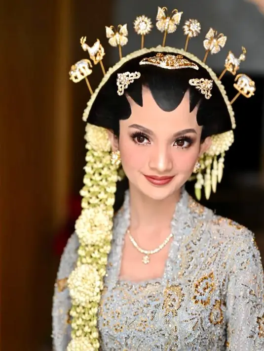 Penampilan Sabrina disempurnakan dengan pulasan makeup flawless dan natural oleh makeup artist Marlene Hariman. (Instagram/didietmaulana).