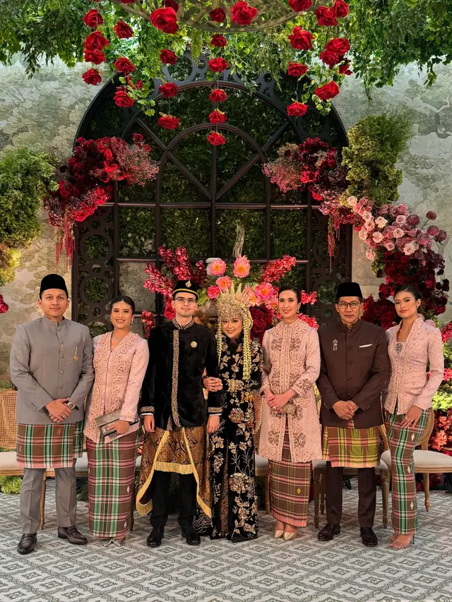 Gaya Kembar Menpar Widi Wardhana dan Annisa Pohan Kenakan Kebaya dan Sarung untuk Kondangan