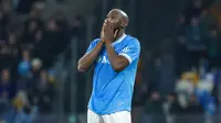 Pemain Napoli, Romelu Lukaku, tampak kecewa setelah gagal mencetak gol penalti pada laga perempat final Coppa Italia di Stadion Diego Armando Maradona, Rabu (11/2/2026). (Alessandro Garofalo/LaPresse via AP)