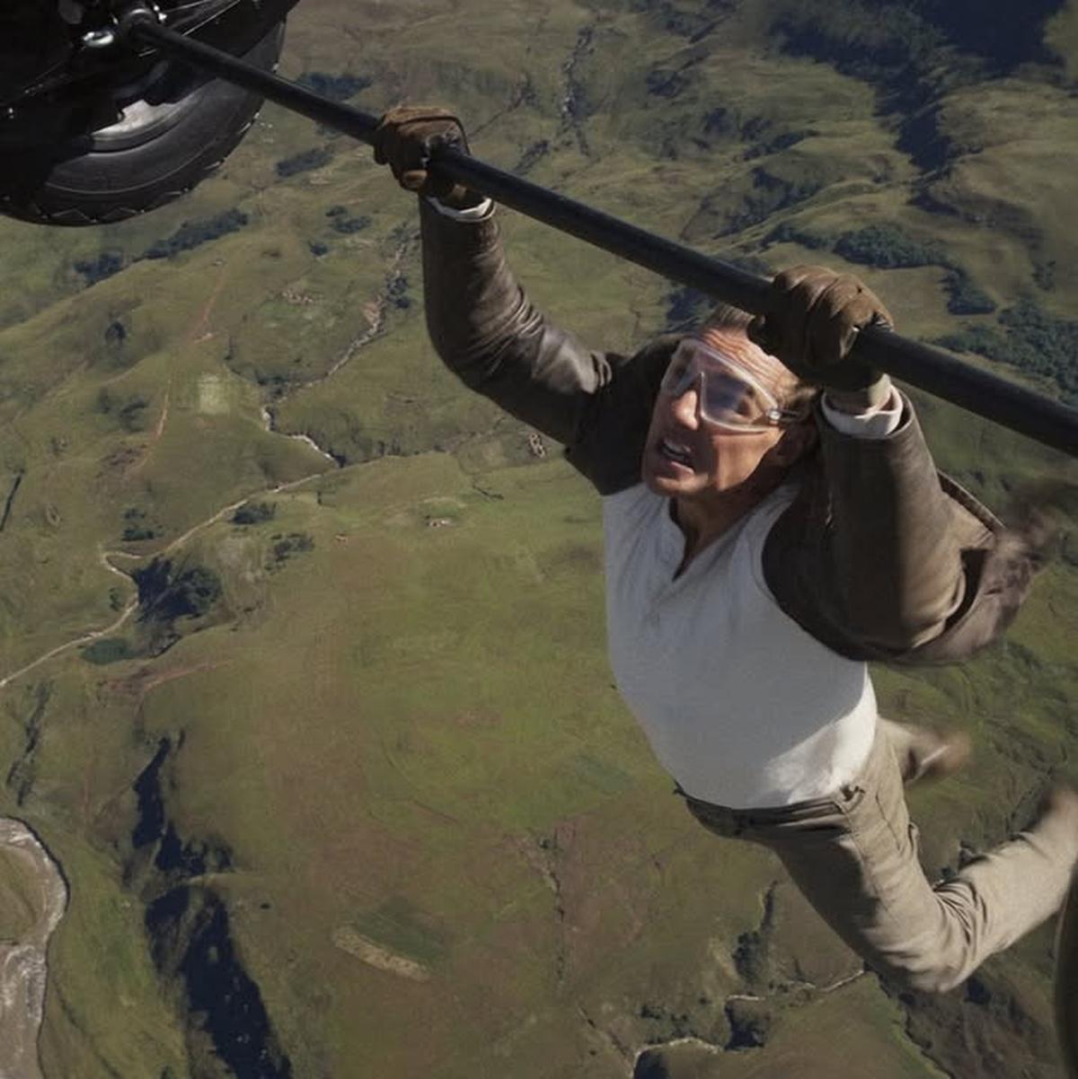 Tom Cruise Pecahkan Rekor Guinness World Usai Lakukan 16 Kali Terjun Payung saat Terbakar