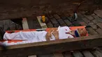 Seorang peserta ditandu tim medis setelah diseruduk banteng dalam Festival San Fermin di Pamplona, Spanyol utara, (9/7). Ratusan orang dari seluruh dunia  setiap tahunnya ambil bagian dalam Festival Adu Banteng, San Fermin. (AP Photo/Alvaro Barrientos)