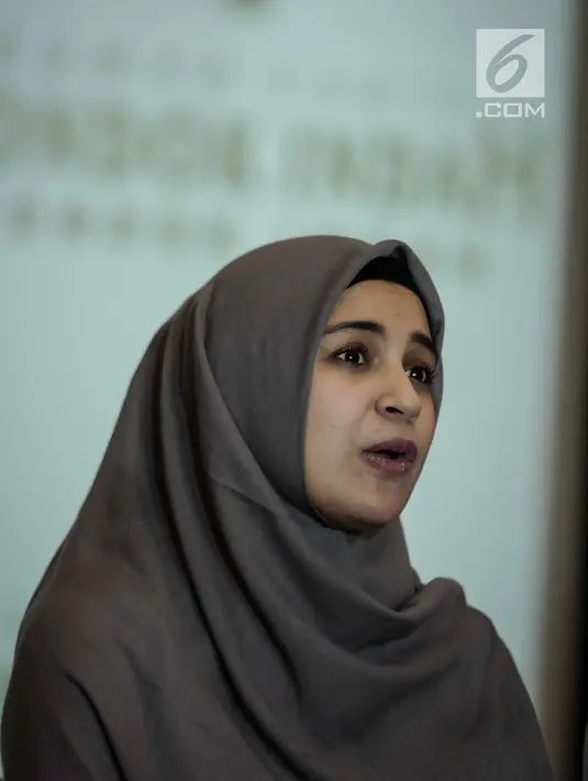 Istri Teuku Wisnu, Shireen Sungkar memberikan keterangan terkait kelahiran anak ketiganya di RS Pondok Indah, Jakarta, Kamis (19/4). Bayi mungil tersebut lahir pada pukul 20.20 WIB dengan berat 3,02 Kg. (Liputan6.com/Faizal Fanani)