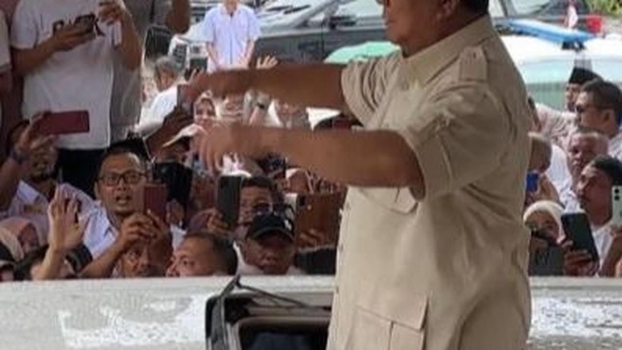 Prabowo Kunjungi Sumbar, Disambut Ibu-Ibu dan Teriakan 'Presiden