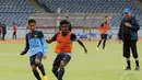 Pelatih timnas Indonesia, Alfred Riedl (kanan) memperhatikan pergerakan Evan Dimas (kiri) dan Imanuel Wanggai saat berlatih di Stadion GBK Jakarta, Kamis (13/11/2014). (Liputan6.com/Helmi Fithriansyah)