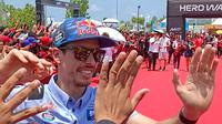 Pembalap&nbsp;Gresini Racing, Alex Marquez, menyapa penggamar pada sesi Hero Walk jelang balapan MotoGP Mandalika 2025 di Sirkuit Mandalika, Minggu (5/10/2025) sore WITA. (Bola.com/Rizki Hidayat)