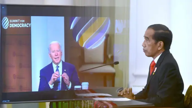 Presiden Jokowi saat menghadiri pertemuan virtual "US Democracy Summit" dari Istana Bogor, 9 Desember 2021.(Setpres RI)