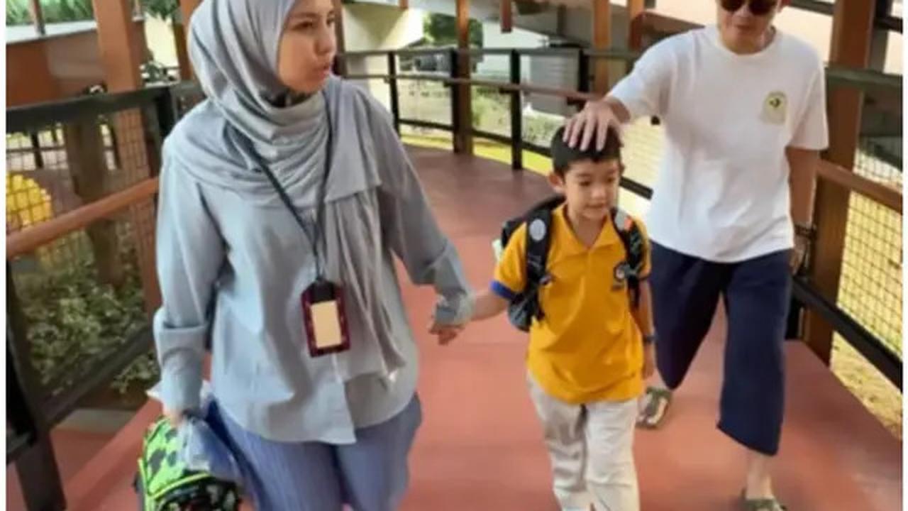 7 Potret Artis Antar Anak di Hari Pertama Sekolah, Bangga Penuh Keceriaan