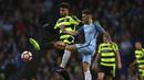 Aksi pemain Manchester City, Aleix Garcia (kanan) berebt bola dengan pemain Huddersfield, Philip Billing pada laga Piala FA putaran kelima di Etihad stadium, Manchester, Wednesday, (1/3/2017). Man.City menang 5-1. (AP/Dave Thompson)