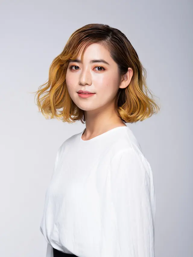 Rambut Pendek Wanita di Atas Bahu