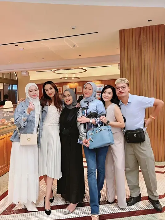 Ia adalah Inara Rusli yang saat ini sedang menjalankan proses cerai dengan Virgoun. [Instagram @mysamawar]