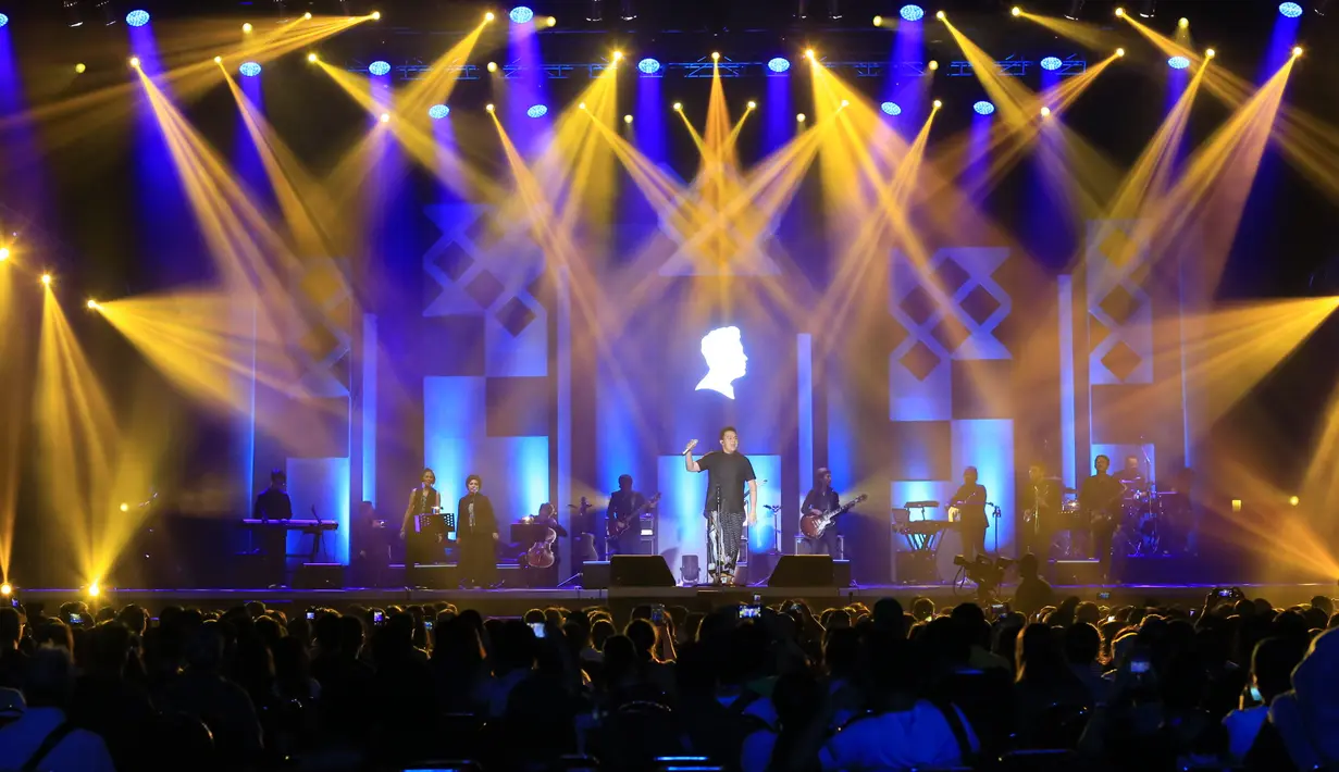 "Ini pertama kali saya manggung bawain materi dari album Monokrom. Ini adalah album ketiga saya, dan spesial diperdengarkan di panggung Java Jazz," kata Tulus menyapa para penonton. (Adrian Putra/Bintang.com)