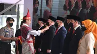 Berhasil Jalankan Program KB, Bupati Pesawaran Disematkan Tanda Kehormatan Oleh Jokowi