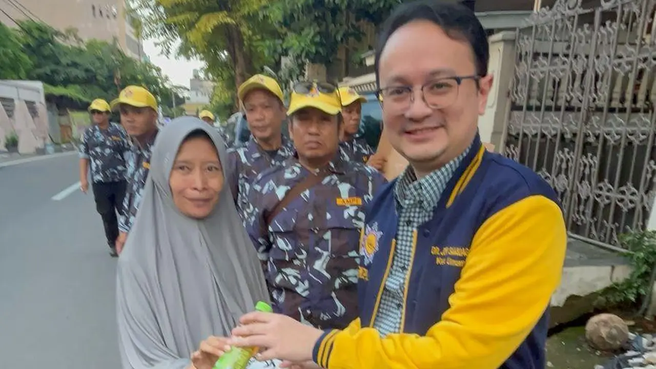 Angkatan Muda Pembaharu Indonesia (AMPI) menggelar aksi sosial menjelang waktu berbuka dengan membagikan ratusan takjil dan makanan untuk buka puasa di hari pertama puasa di bulan suci Ramadan (Istimewa)