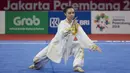 Atlet wushu Indonesia, Lindswell, saat beraksi pada Asian Games di JIExpo, Jakarta, Minggu, (19/8/2018). Sukses mengumpulkan poin tertinggi, atlet cantik ini berpeluang meraih emas dari nomor Taijiquan dan Taijijian. (Bola.com/Vitalis Yogi Trisna)