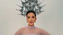 Di tengah permasalahan keuangan yang tengah dihadapinya dengan mantan suami, Tasya Farasya membagikan potret powerful dalam balutan gaun lilac. Ia mengenakan busana korset berbahan satin dengan atasan renda tembus pandang berkerah tinggi, dilengkapi lengan panjang berjuntai bak kain selendang dan peplum renda bergelombang di pinggang. Crown silver tinggi berhias mutiara dan kristal menjadi pusat perhatian di atas rambut yang ditarik rapi ke belakang. [@tasyafarasya]