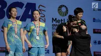 Ganda putri China Jia Yifan dikalungi mendali usai memenangkan final kejuaraan BCA Indonesia Open 2017 melawan Ganda Putri Korea di Jakarta, Minggu (18/6). Chen Qingchen dan Jia Yifan menang dengan skor 21-19, 15-21, 21-10. (Liputan6.com/Faizal Fanani)