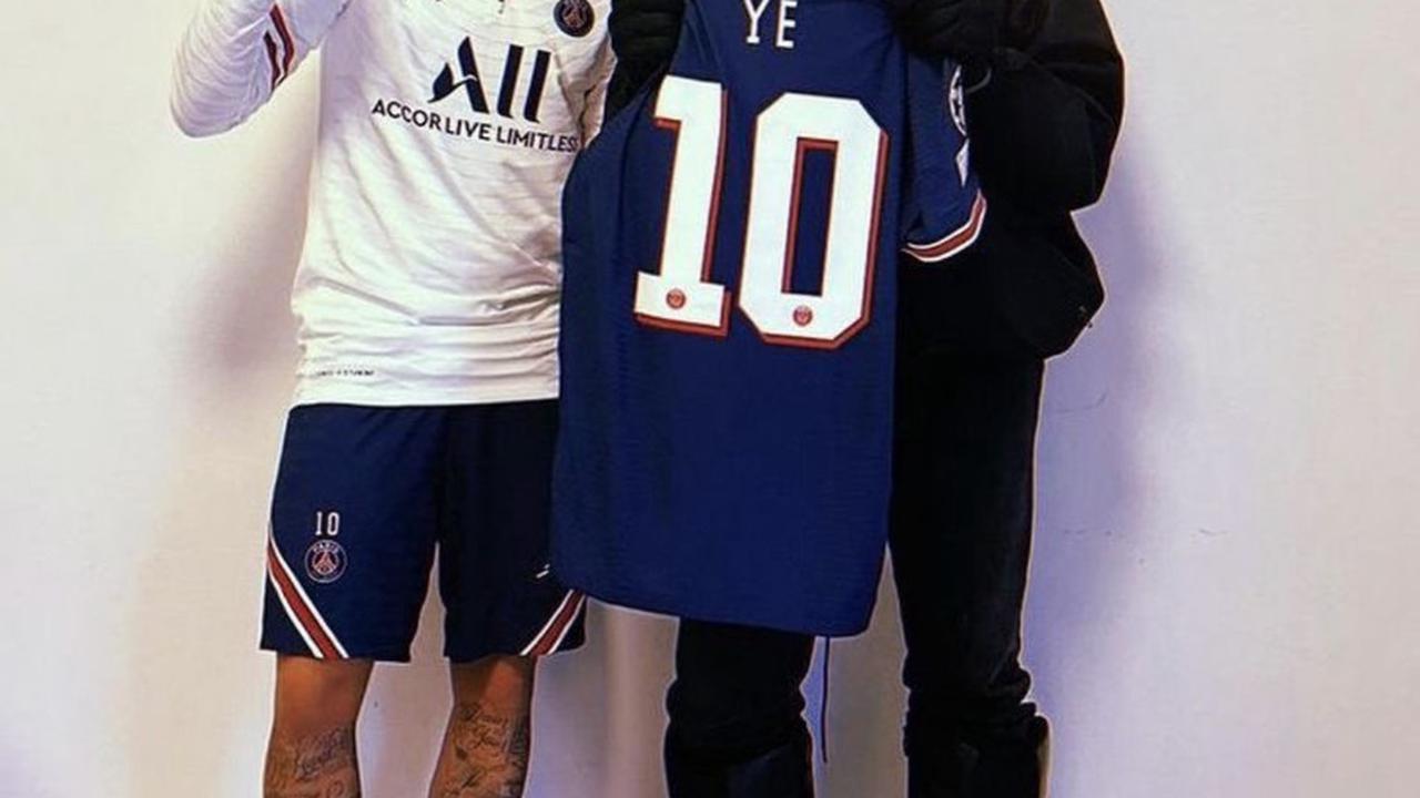 Neymar memberikan kejutan spesial untuk Kanye West dengan jersey 'Ye' custom! Ia bahkan memuji Kanye sebagai rapper legendaris. Momen ini benar-benar epik!