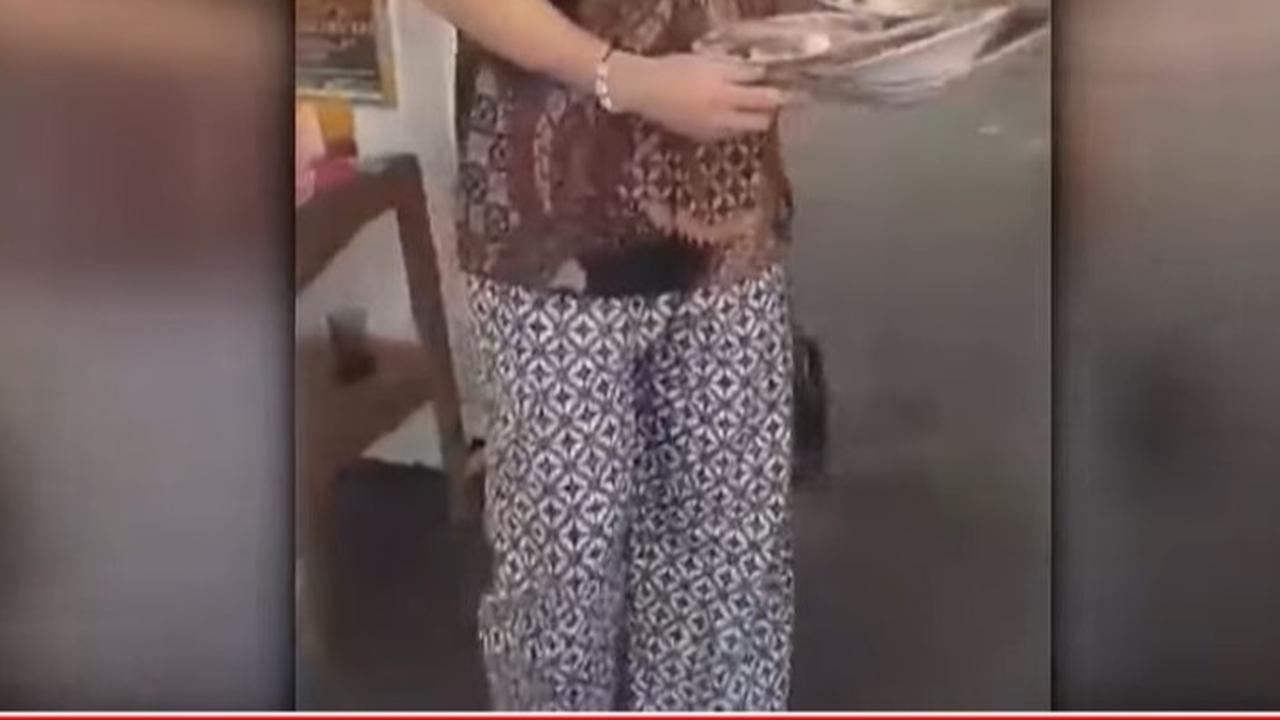 Bule asal Swiss ikut tradisi sinoman
