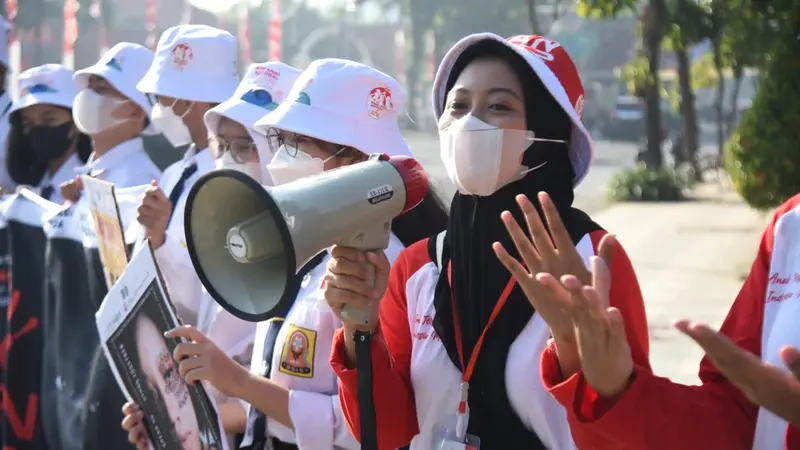 Para pelajar SD dan SMP di Surabaya turun ke jalan menolak kekerasan anak. (Dian Kurniawan/Liputan6.com).