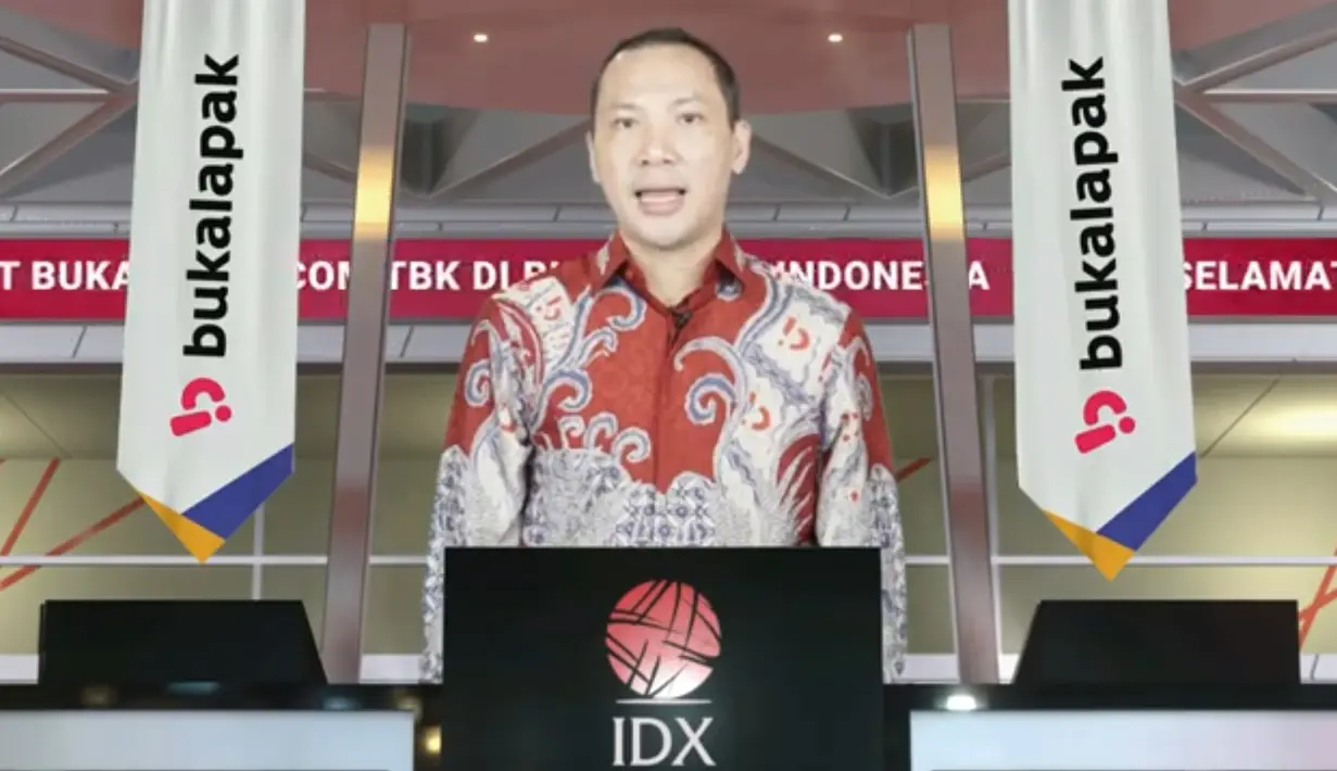 Tangkapan layar menampilkan Direktur Utama PT. Bukalapak.com Tbk, M Rachmat Kaimuddin saat membèri sambutan pencatatan perdana saham BUKA secara virtual, Jakarta, Jumat (6/8/2021). (Liputan6.com)