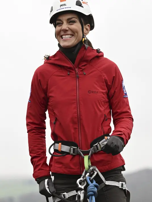 Kate (41) bersama suaminya Pangeran William (40) mengunjungi South Wales Valleys dan Mid Wales selama dua hari ke depan, dan memulai perjalanan mereka dengan bertemu Tim Penyelamat Gunung Central Beacons, yang merayakan hari jadinya yang ke-60 tahun ini. (Matthew Horwood/Pool Photo via AP)