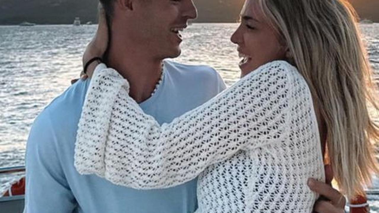 Dalam unggahan di akun Instagram pribadinya pada tiga minggu lalu, Morata membagikan momen romatis dengan Alice Campello saat berlibur di sebuah pulau.&nbsp;Foto: Instagram/@alvaromorata