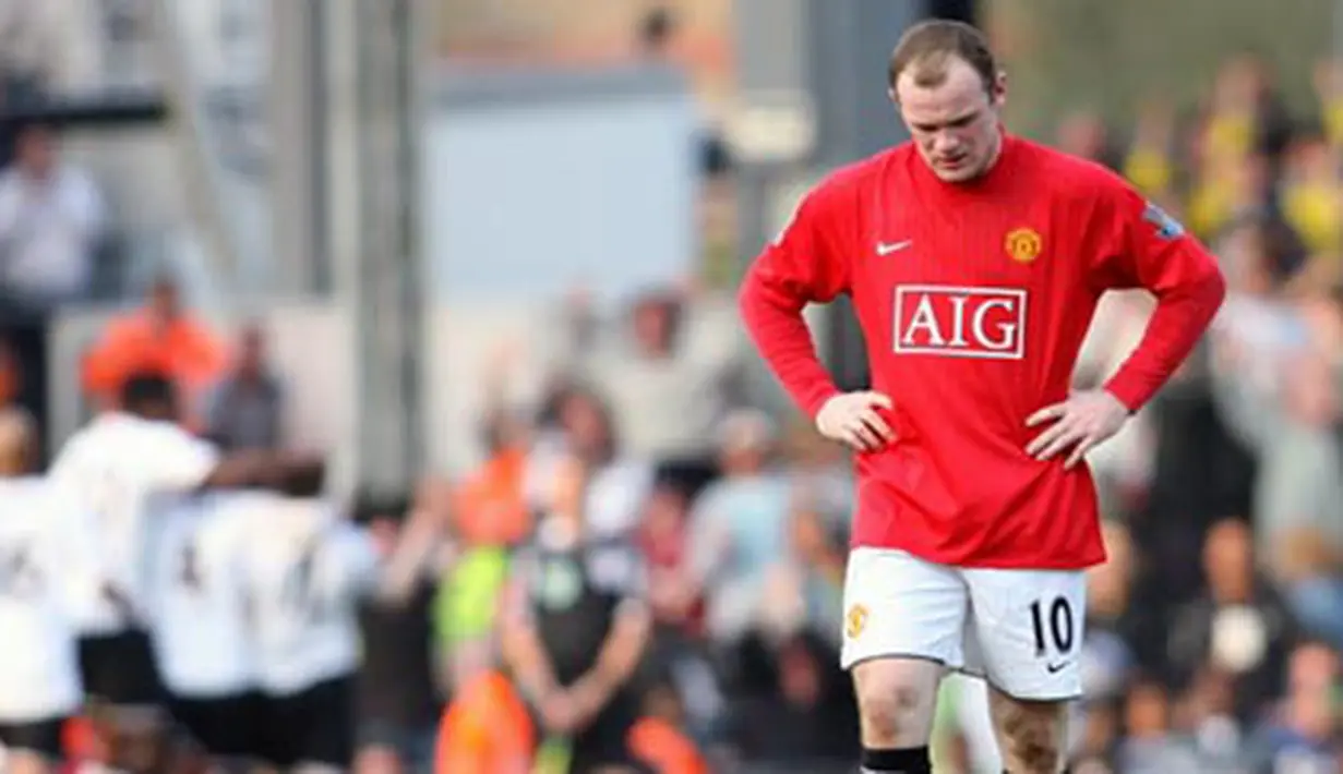 Manchester United&#039;s Wayne Rooney dejected as Fulham players celebrate their second goal during Premier League match between Fulham and Manchester United at Craven Cottage, on March 21, 2009. AFP PHOTO/Chris Ratcliffe