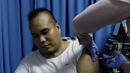 Seorang wartawan saat disuntik vaksin polio jelang SEA Games 2019 di Kantor Kemenpora, Jakarta, Rabu (13/11). Suntik vaksin tersebut untuk mengantisipasi wabah polio di Filipina. (Bola.com/M Iqbal Ichsan)