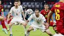 Giorgio Chiellini - Pemain veteran Timnas Italia ini benar-benar menjadi momok bagi barisan penyerang Belgia. Tampil disiplin dan tak kenal kompromi membuat Romelu Lukaku dan kawan-kawan mati kutu. (Philipp Guelland, Pool Photo via AP)