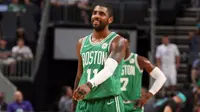 Guard Boston Celtics, Kyrie Irving, mencetak 16 poin dan 10 assist saat timnya mengalahkan Charlotte Hornets 108-100 di Spectrum Arena, Charlotte, Rabu (11/10/2017). (Bola.com/Twitter/NBA)