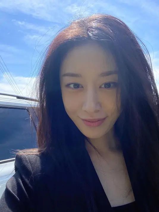 Aktris yang dikenal memiliki pribadi riang ini juga pernah mengisi beberapa acara di televisi. Jiyeon pernah menjadi MC program Beauty Time musim ketiga. (FOTO: instagram.com/jiyeon2__/)