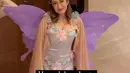 Nafa Urbach nggak kalah memukau mengenakan dress dengan detail motif bunga printing dan bunga 3D. Ia melengkapi penampilannya dengan sayap ungu dan headpiece. [@vickyshu]