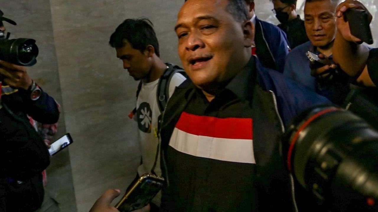 Berdasarkan pantauan merdeka.com, Benny tiba di Lobby Awaloedin Djamin sekitar pukul 14.15 WIB dengan mengenakan jaket dan kaos polo. Foto: merdeka.com / Arie Basuki<br>