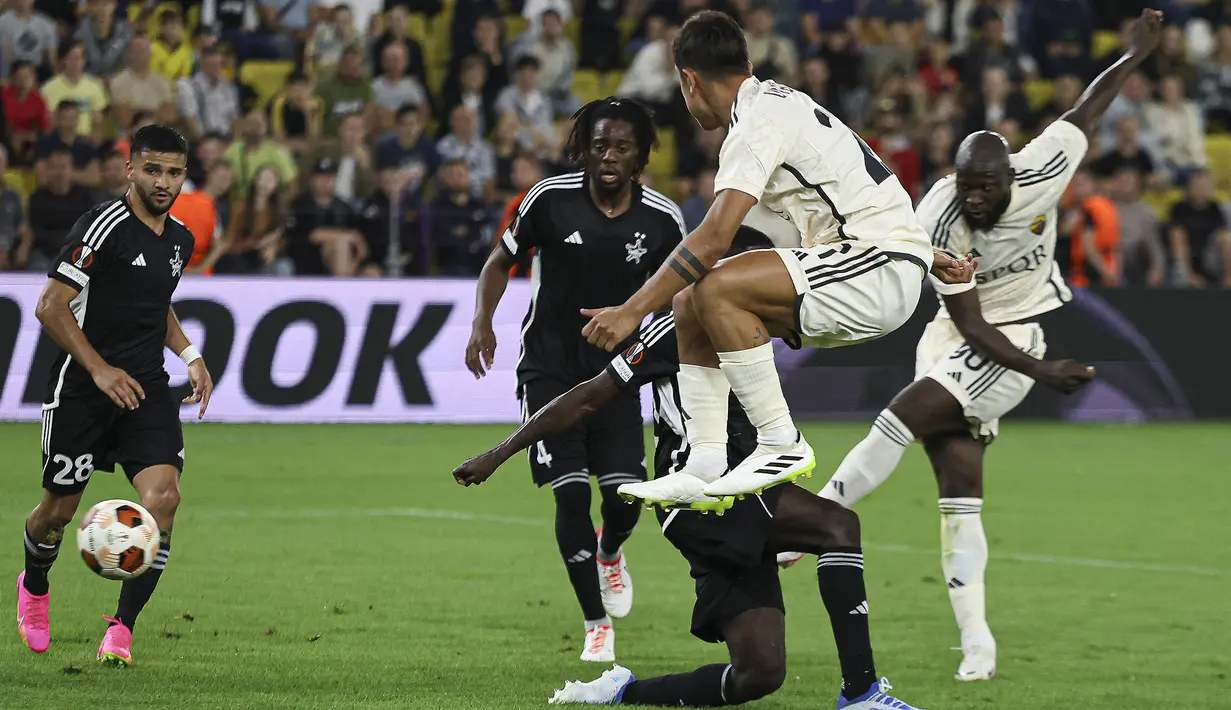 Pemain AS Roma, Romelu Lukaku (kanan) mencetak gol kemenangan timnya pada laga Grup G Liga Europa 2023/2024 melawan Sheriff Tiraspol di Bolshaya Sportivnaya Arena, Tiraspol, Moldova, 21 September 2023. AS Roma menang dengan skor 2-1. (AP Photo/Aurel Obreja)
