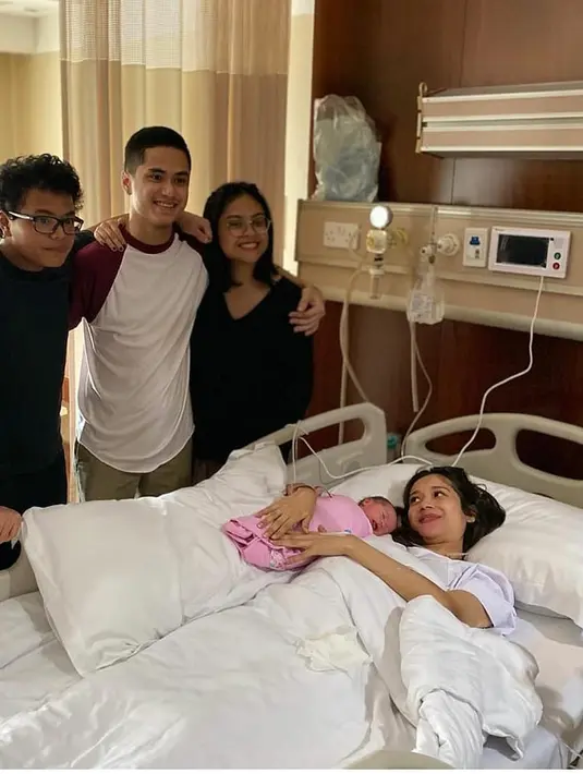 Gista Putri Melahirkan