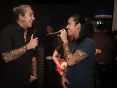 Kebersamaan Renaga Tahier dan Ferdy Tahier terlihat kompak. Tak heran jika bakat bernyanyi Renaga Tahier menurun dari sang ayah. Renaga dan Ferdy kerap manggung bareng hingga punya banyak penggemar. (Liputan6com/IG/renaga.tahier)