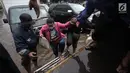 Petugas mengevakuasi karyawan dan warga yang terjebak banjir di Jalan Boulevard Raya, Kelapa Gading, Jakarta, Kamis (15/2). Ketinggian banjir di kawasan ini mencapai 50 centimeter. (Liputan6.com/Arya Manggala)