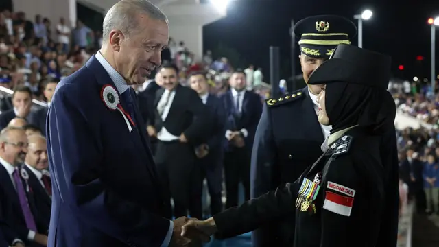 Briptu Tiara Nissa Zulbida bersalaman dengan Presiden Turki Recep Tayyip Erdogan usai wisuda kelulusan. (Istimewa)