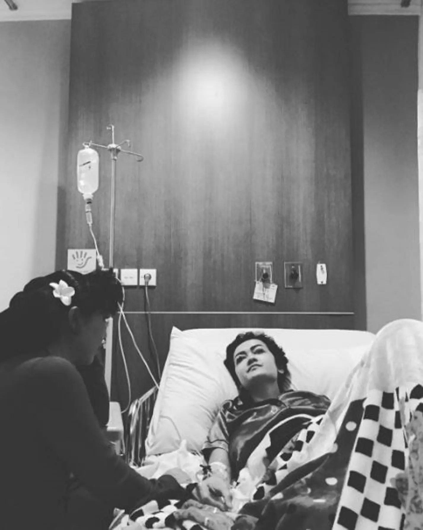 Anne Avantie mengunjungi Julia Perez di rumah sakit (Instagram/@juliaperrezz)
