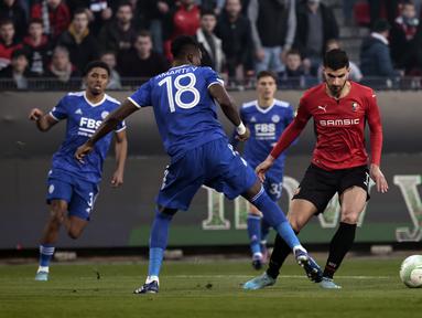 Penyerang Rennes Martin Terrier berebut bola dengan bek Leicester City Daniel Amartey pada leg kedua babak 16 besar Europa Conference League di Roazhon Park , Jumat (18/3/2022) dini hari WIB. Meski kalah dengan skor tipis 1-2, Leicester City tetap lolos ke perempat final. (AP Photo/Jeremias Gonzalez