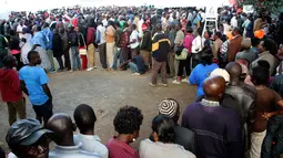 Warga Kenya mengantre untuk menggunakan hak pilih mereka di Agakhan Polling Centre Grounds, Kisumu, Selasa (8/8). Negara berpenduduk 50 juta jiwa itu antusias berpartisipasi dalam Pemilihan Umum Presiden baru. (AP Photo/Amos Aura)