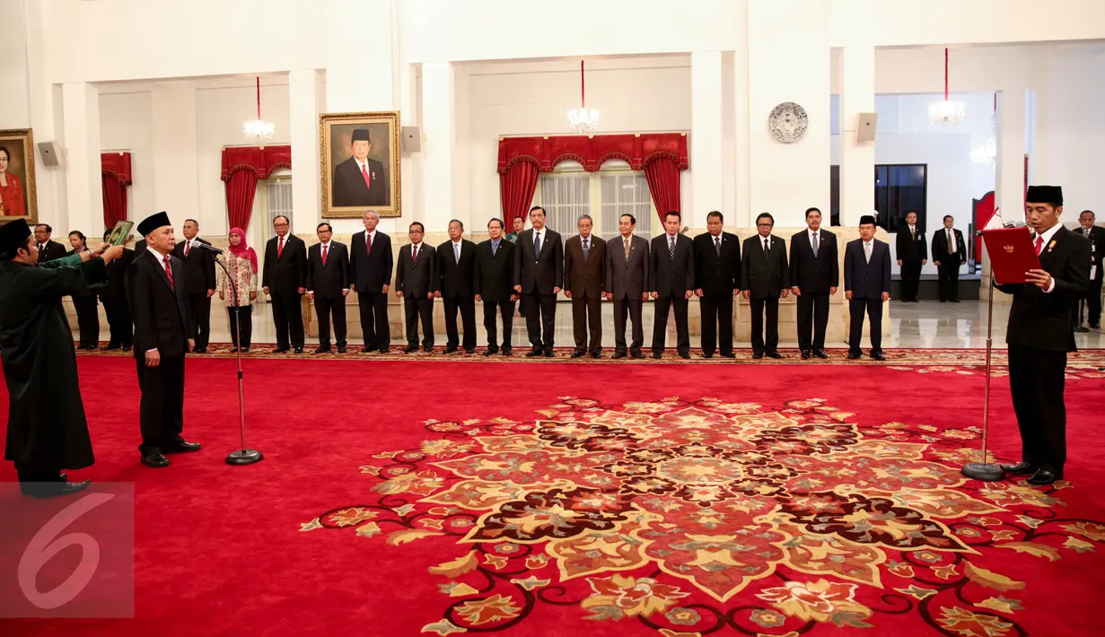 Presiden Jokowi (kanan) memimpin pengucapan sumpah jabatan Kepala Staf Presiden Teten Masduki (kedua kiri) di Istana Negara, Jakarta, Selasa (2/9). Teten menggantikan Luhut yang kini menjabat Menko Polhukam. (Liputan6.com/Faizal Fanani)