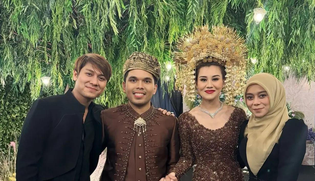Lesti Kejora dan Rizky Billar juga kompak dalam outfit kondangan hitam polos. Lesti Kejora kenakan dress emas satin dengan long outer, sedangkan Rizky Billar tampil semi formal dengan jas dan black jeans. [@lestikejora]