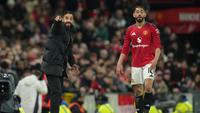 Pelatih Manchester United, Ruben Amorim memberikan instruksi pada Matheus Cunha di laga melawan Bournemouth, 16 Desember 2025. (AP Photo/Jon Super)