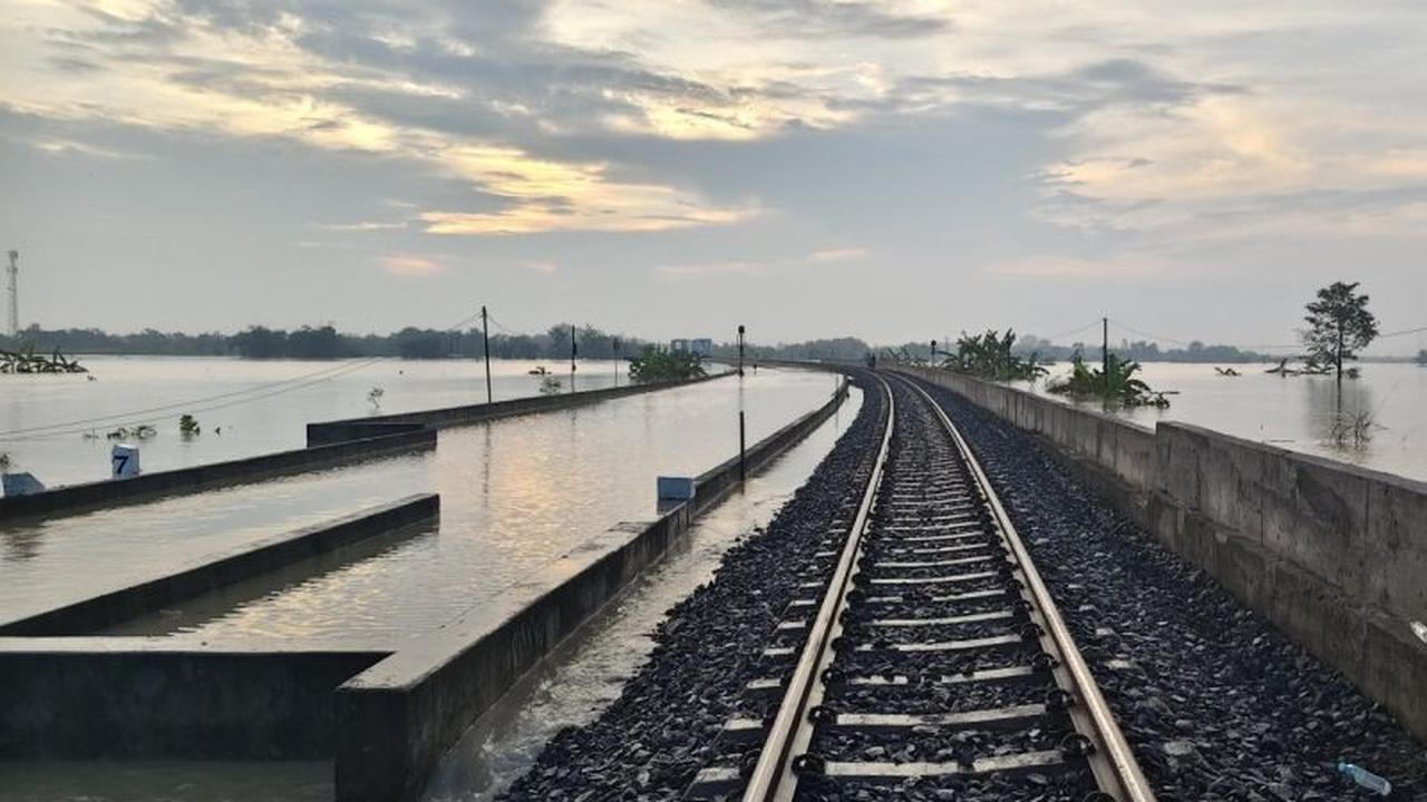 Banjir Grobogan Ganggu Perjalanan KA Jalur Utara, Delapan Kereta Terdampak
