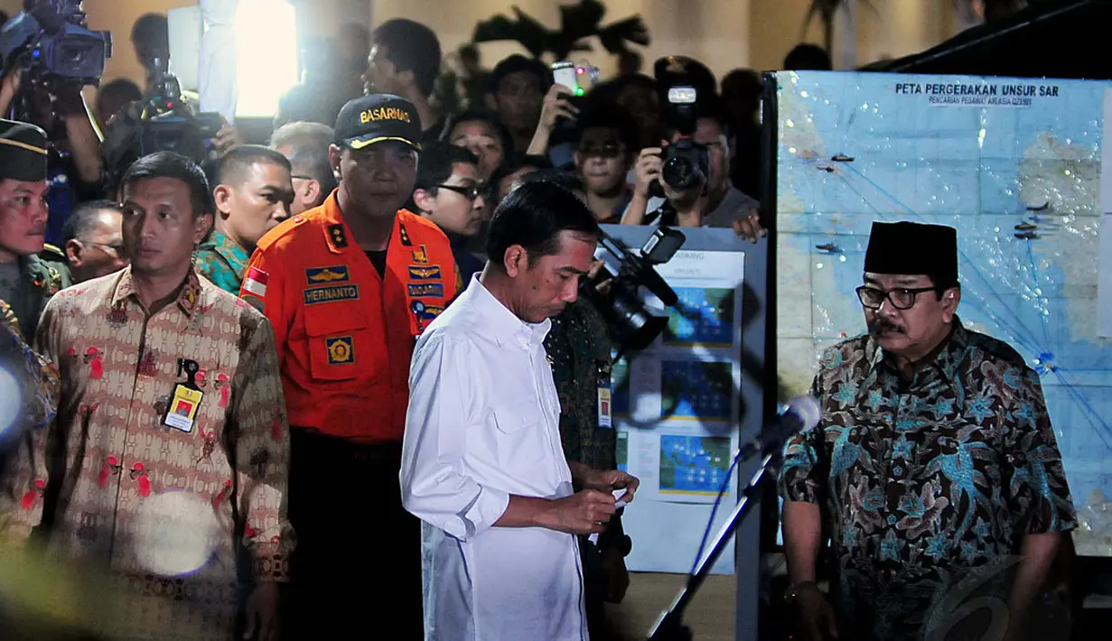 Presiden RI, Joko Widodo bersiap melakukan jumpa pers di luar ruangan Crisis Center, Bandara Juanda, Surabaya, Selasa (30/12). Presiden Jokowi menyatakan rasa belasungkawa kepada keluarga korban pesawat Air Asia QZ 8501. (Liputan6.com/Johan Tallo)